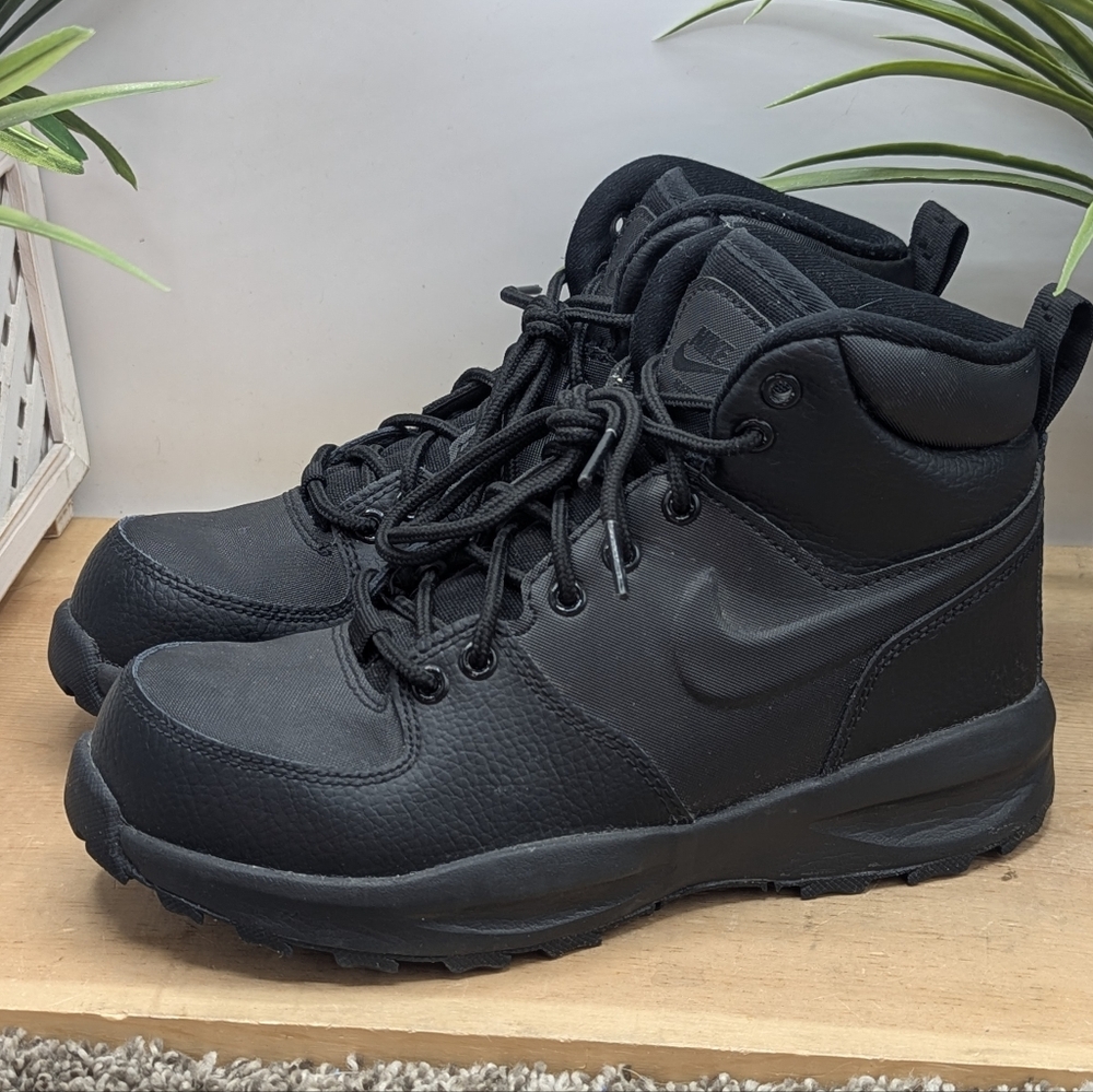 Size 4(GS) - Nike Manoa Mid Triple Black Unisex Women's Size 5.5 Hi Top Shoes**